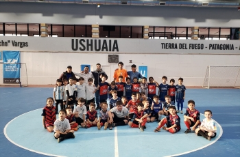 LOS INFANTILES FESTEJARON EL DIA DEL PADRE A PURO FUTSAL